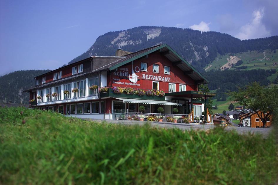 Au Hotel | Das Schiff in den Bergen