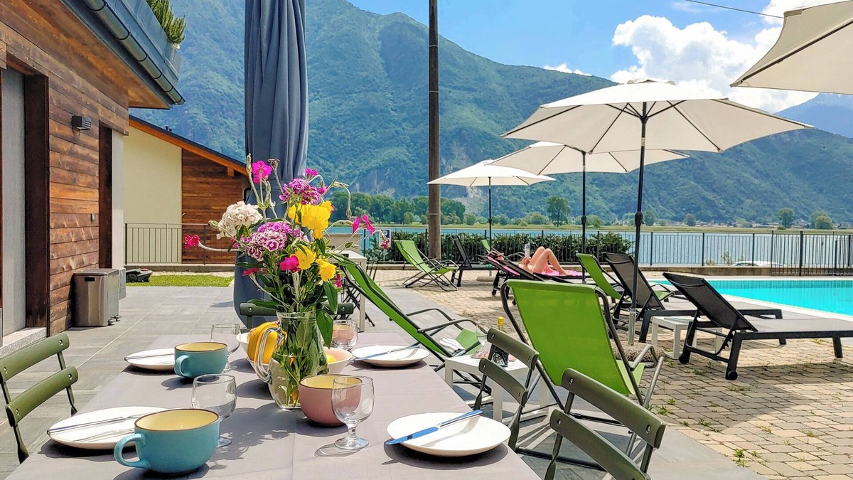 Dascio Apartment | Dascio Armonia Terrace Holiday Apartment on the Lake with Pool