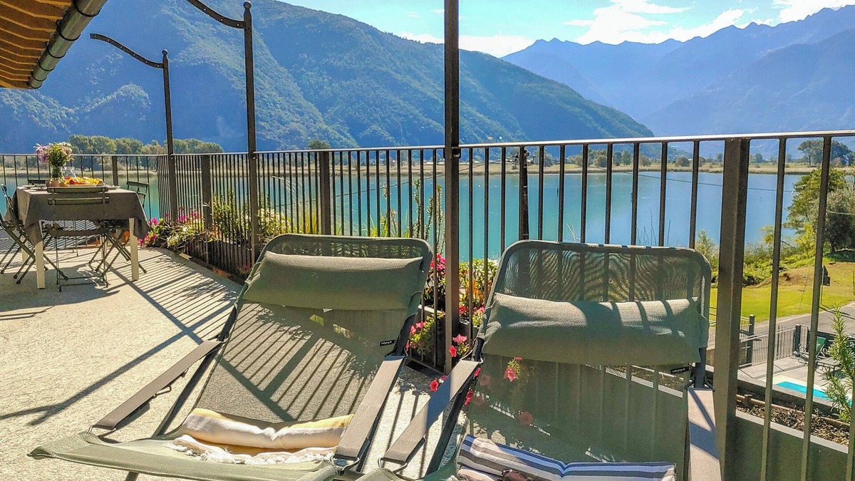 Dascio Apartment | Dascio Oasi Roof Terrace Holiday Apartment on the Lake with Pool