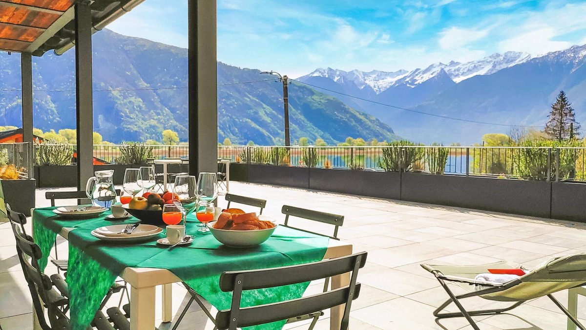 Dascio Apartment | Dascio Paradise Roof Terrace Holiday Apartment on the Lake with Pool