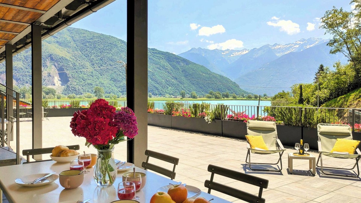 Dascio Apartment | Dascio Vita roof terrace holiday flat on the lake with pool