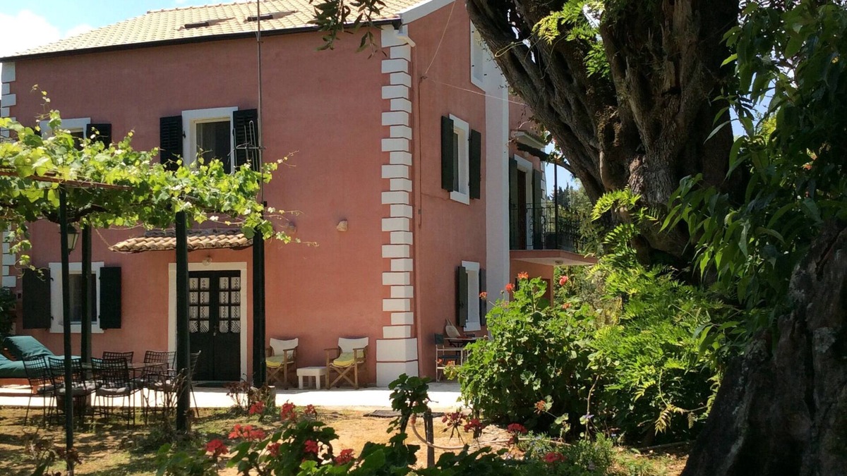 Kato Korakiana House | Dassia House - Large plot, 1700m from the sea.