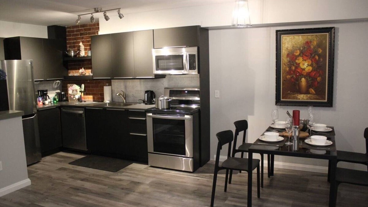 Orillia Apartment | DaVel DeLuxe Sunsets