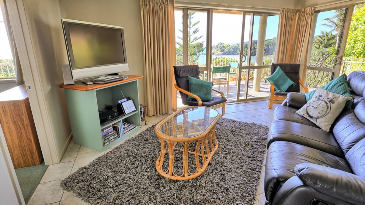 Coopers Beach Apartment | DAVINAS - Beach-front Holiday Apartment