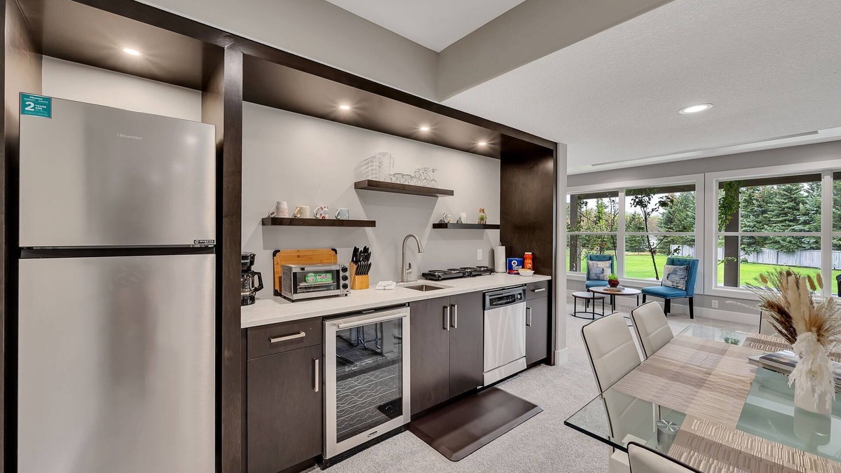 Division No. 11 Apartment | DaVinci - Tranquil 4bdrm Retreat with Pond Access