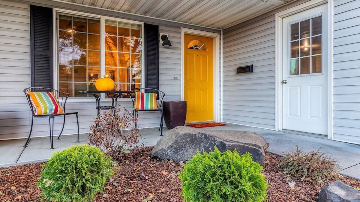 College Place House | Davis House · Davis.Spacious Patio, Hot Tub - A Quiet Getaway