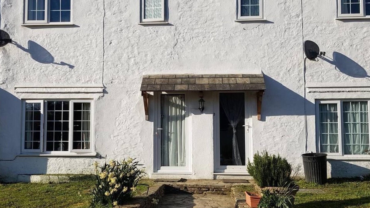 Liskeard Cottage | Davy Cottage in the countryside with horse riding