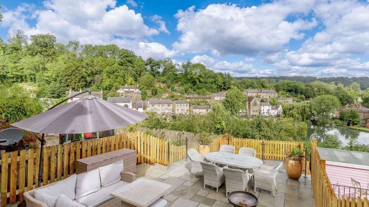 Cromford House | Dawns House in the Peaks overlooking the mill pond