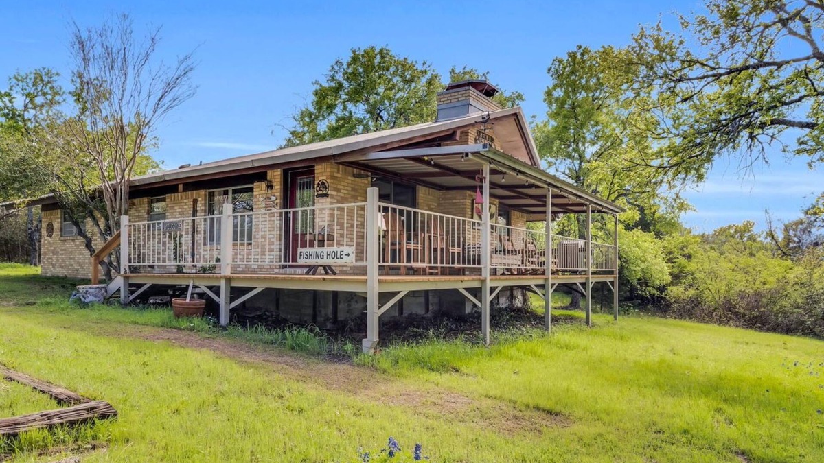 Dawson House | Dawson Fish Camp-Navarro Mills Lake Front-8 acre family lodge, fishing, wildlife