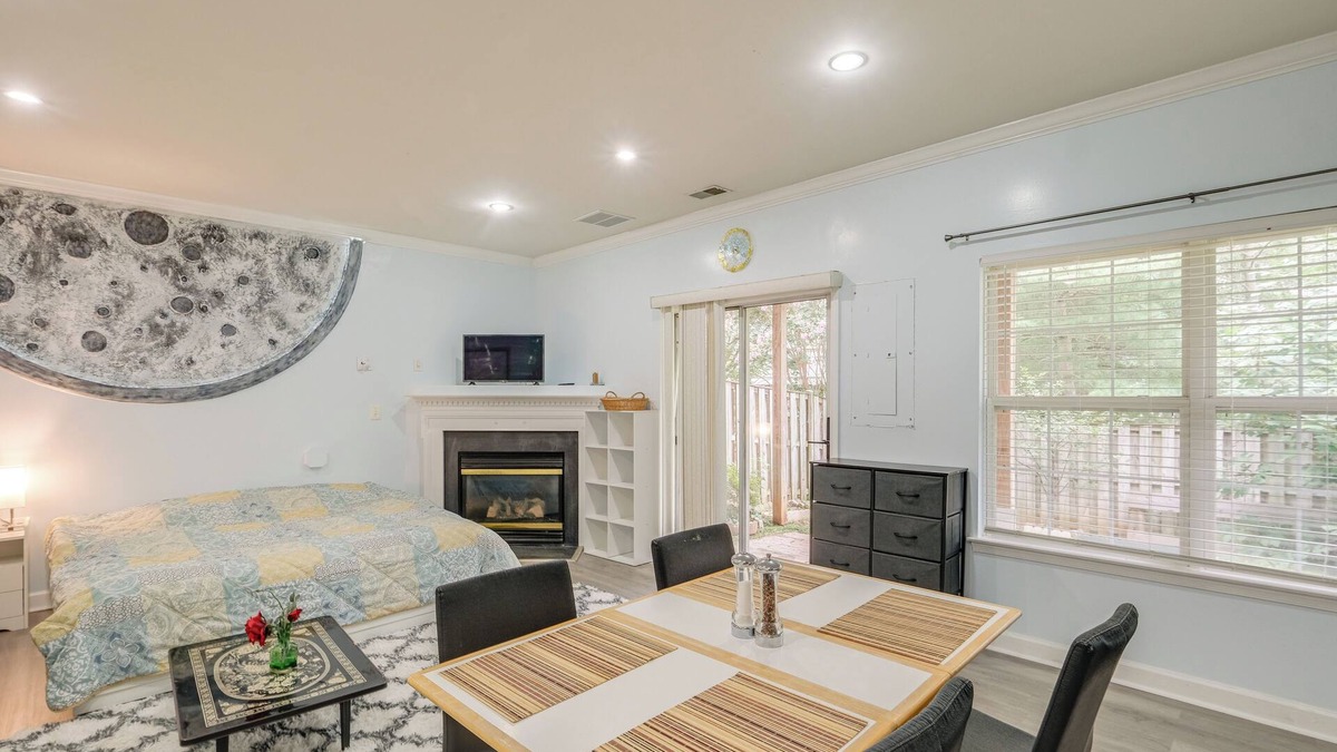 Sugarland Run Apartment | Day Trip to DC - Sterling Studio w/Pool Access