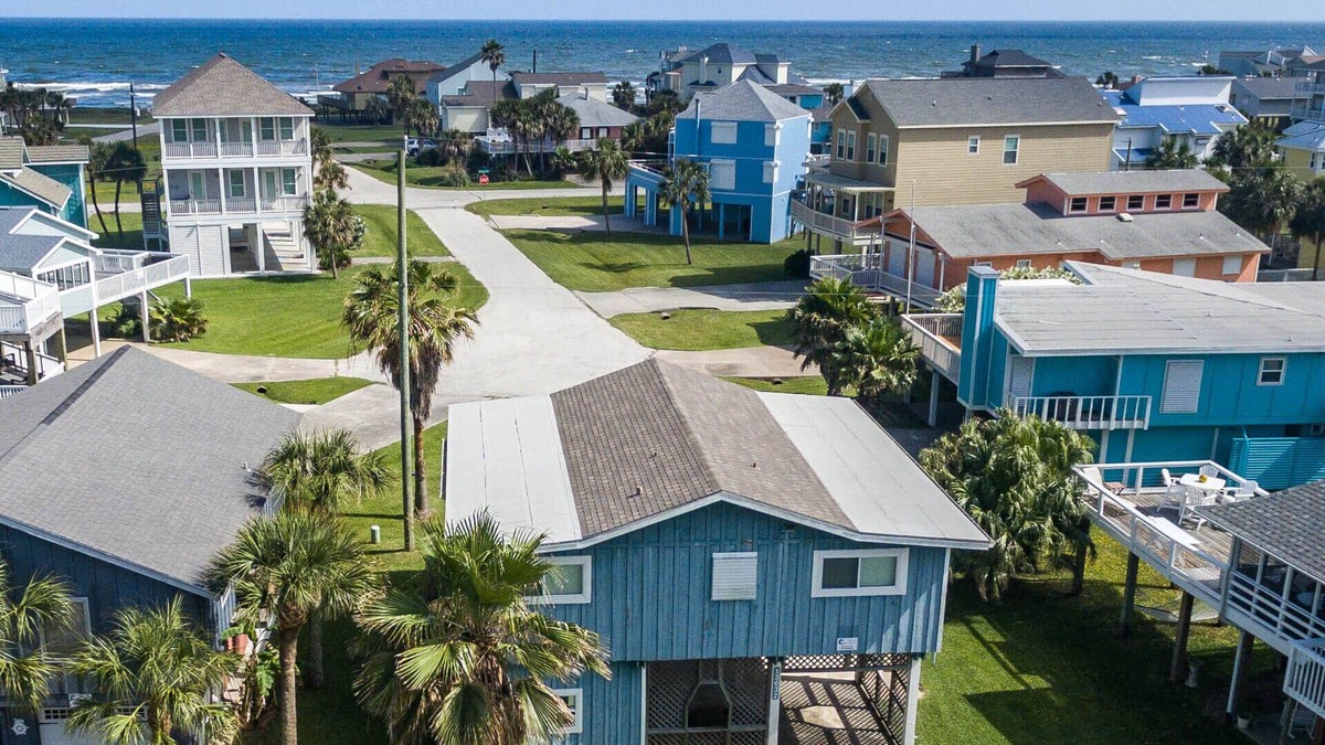 Pirates Beach House | Daydreamer | Pet-Friendly & Walk to Beach