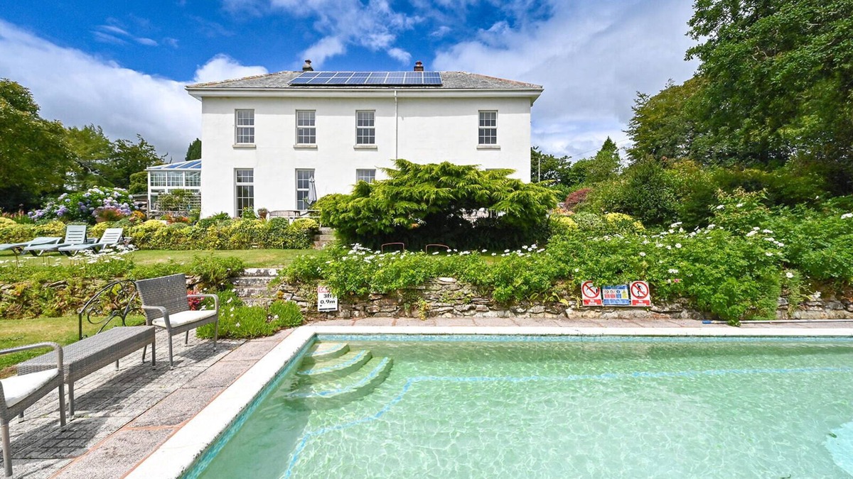 Lanreath Apartment | Daymer Apartment offers beautiful gardens, outdoor pool in summer and games room