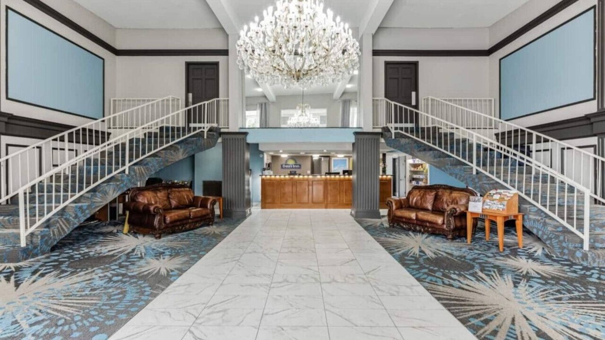 Hollins Hotel | Days Inn 2 connected rooms!