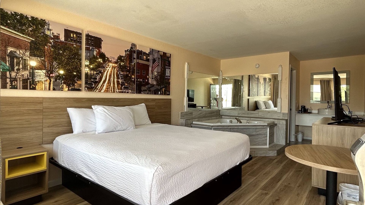 Branson Theater District Hotel | Days Inn by Wyndham Branson near Theatre District