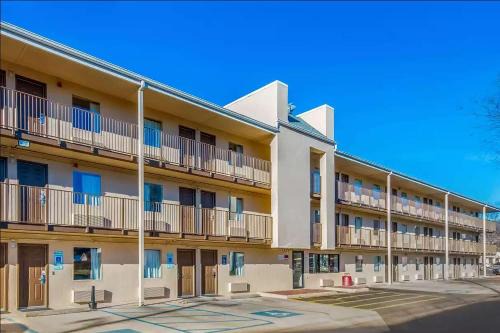 Tad Hotel | Days Inn by Wyndham Charleston WV