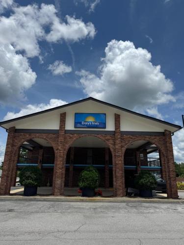 Clanton Hotel | Days Inn by Wyndham Clanton AL