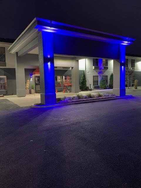 Lake Bluff Hotel | Days Inn by Wyndham Great Lakes Naval Base