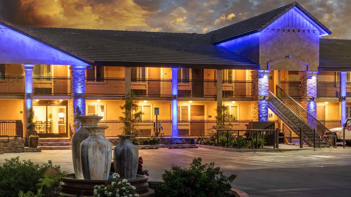 Galt Hotel | Days Inn by Wyndham Galt/Elk Grove South