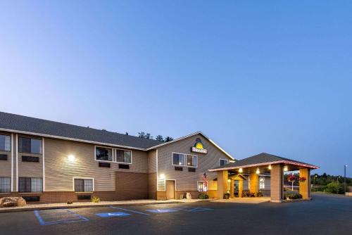 Iron Mountain Hotel | Days Inn by Wyndham Iron Mountain