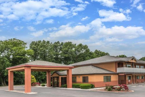 Kingdom City Hotel | Days Inn by Wyndham Kingdom City