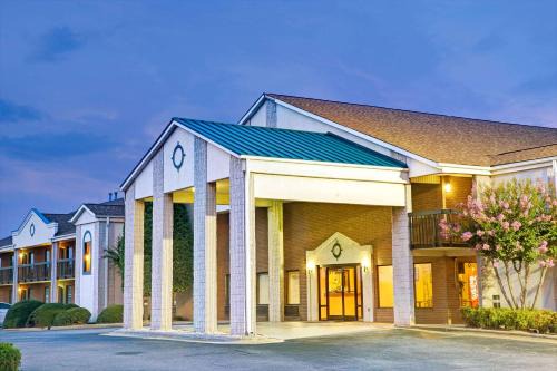 Mooresville Hotel | Days Inn by Wyndham Mooresville Lake Norman