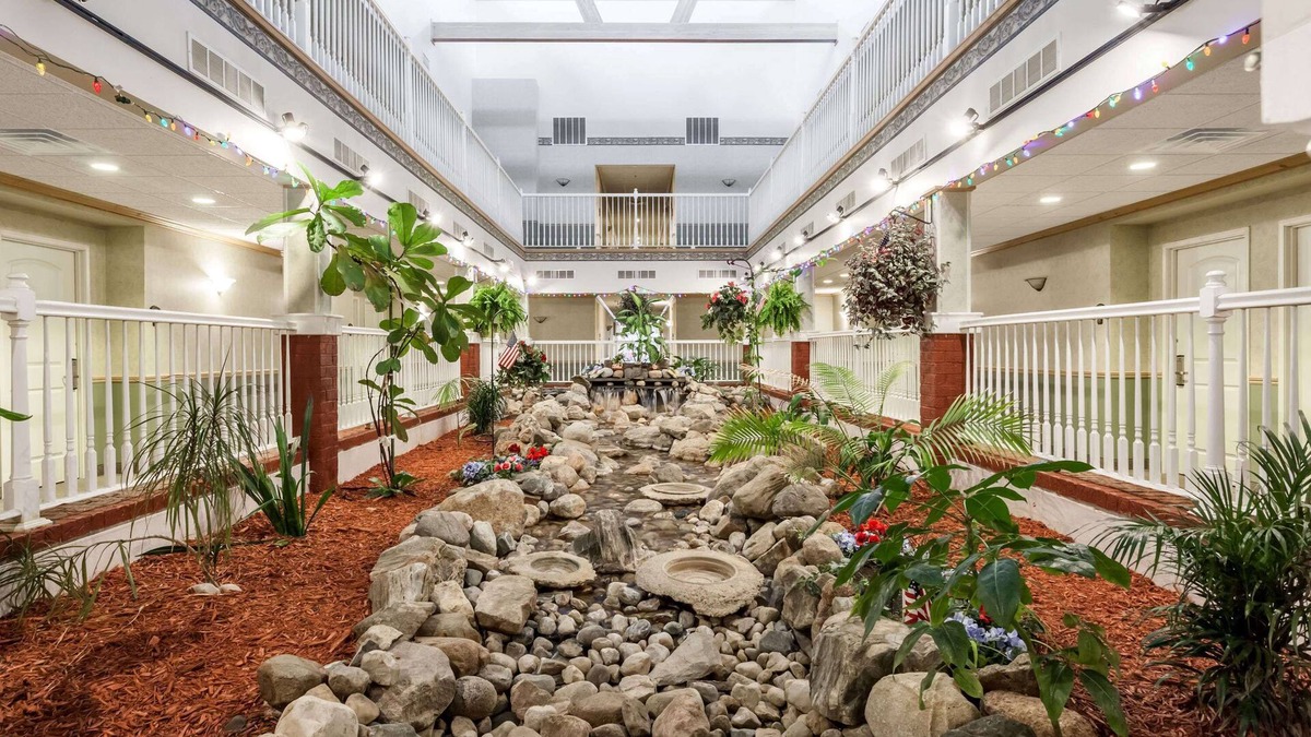 Pentwater Hotel | Days Inn by Wyndham Pentwater