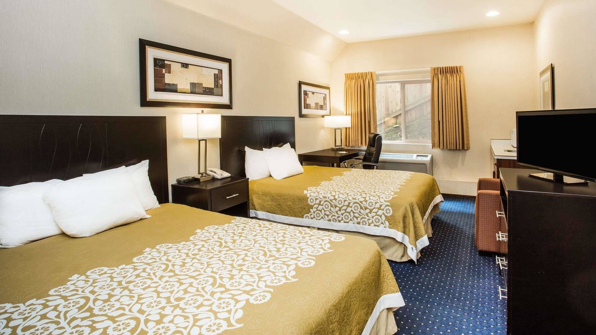 Shoreline Hotel | Days Inn by Wyndham Seattle Aurora