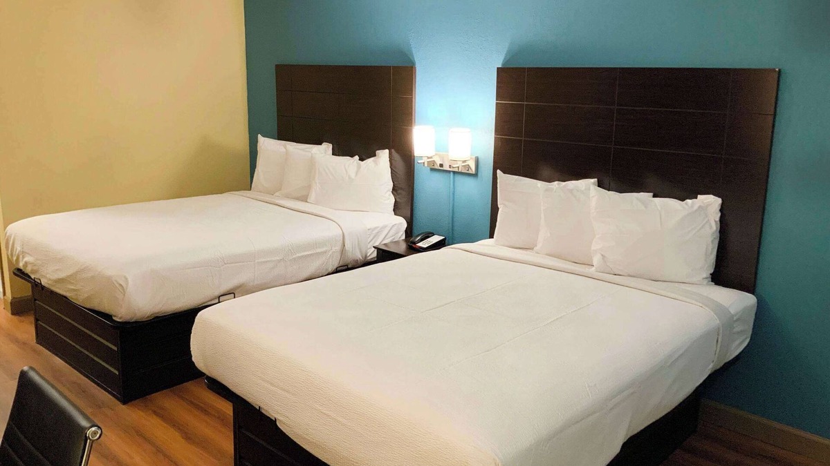 Troy Hotel | Days Inn by Wyndham Troy IL