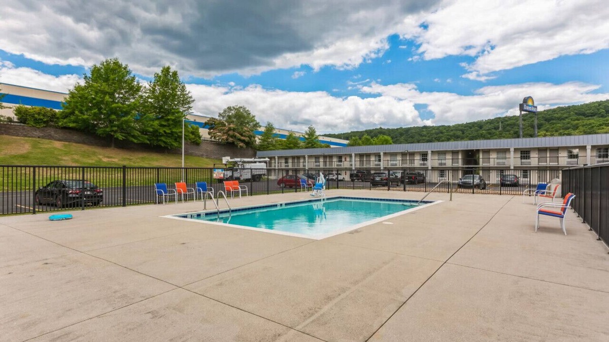 Hollins Hotel | Days Inn I81 king room
