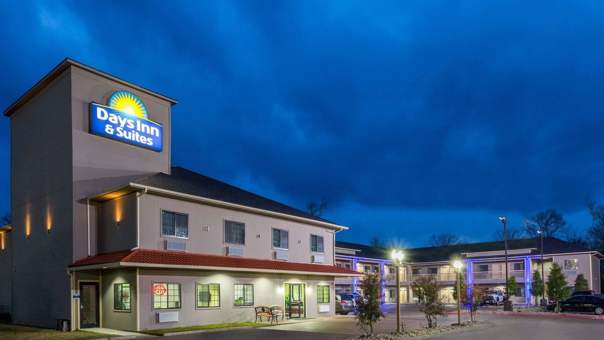 Madisonville Hotel | Days Inn & Suites by Wyndham Madisonville