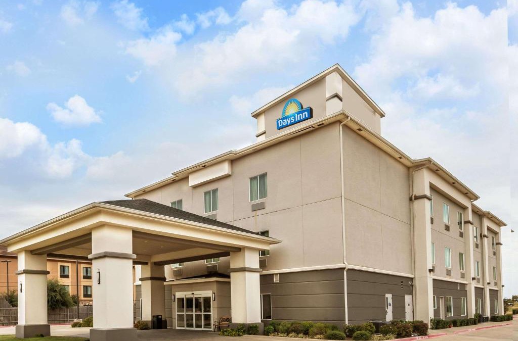 Mineral Wells Hotel | Days Inn & Suites by Wyndham Mineral Wells