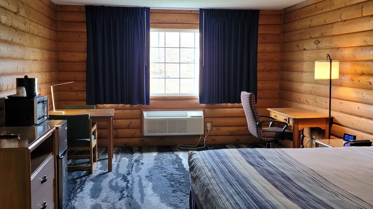Williamsburg Hotel | Days Inn & Suites by Wyndham Williamsburg IA North