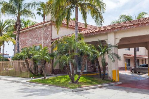 South Gate Hotel | Days Inn & Suites by Wyndham South Gate