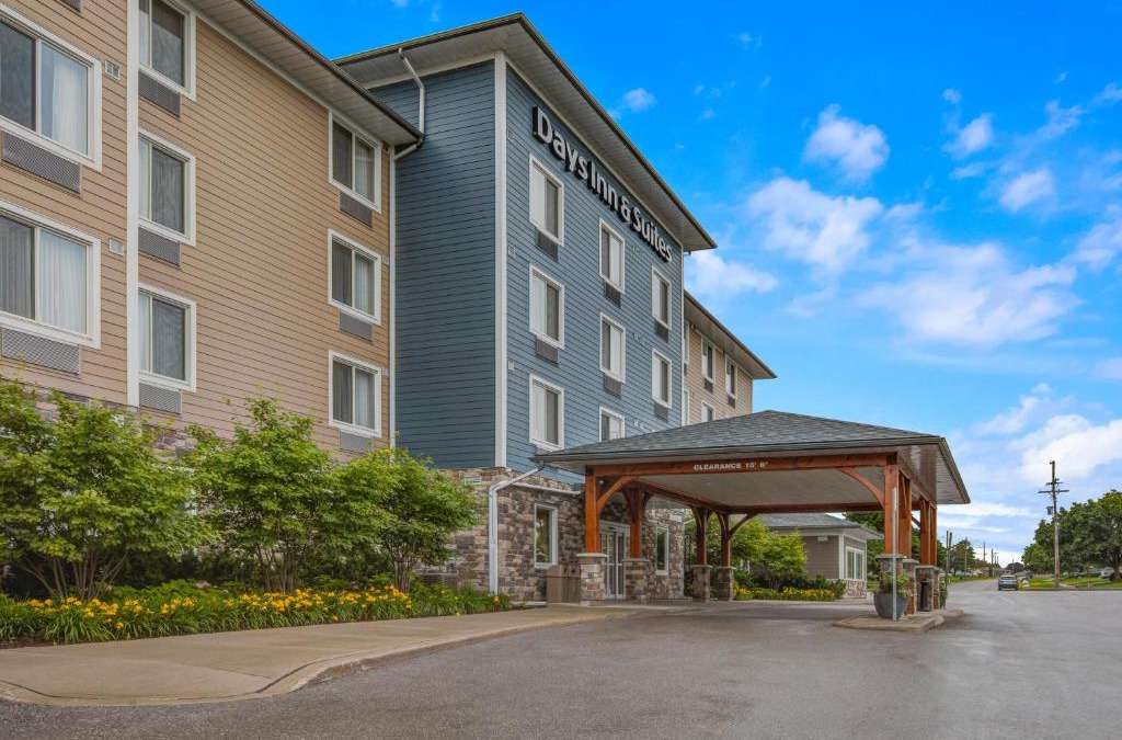 Lindsay Hotel | Days Inn & Suites by Wyndham Lindsay