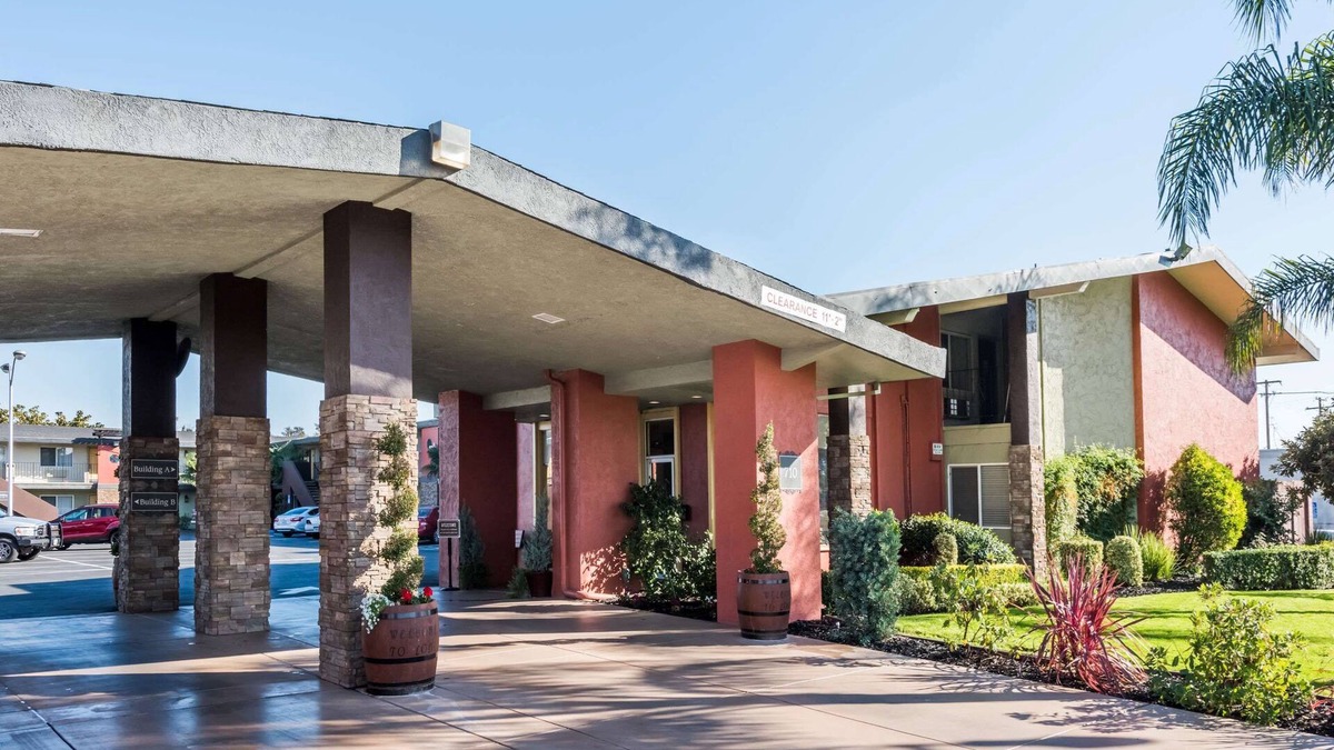 Lodi Hotel | Days Inn & Suites by Wyndham Lodi