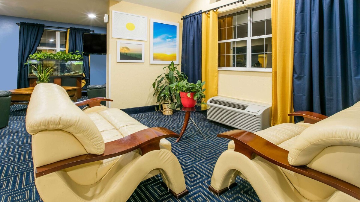 Pryor Hotel | Days Inn & Suites by Wyndham Pryor