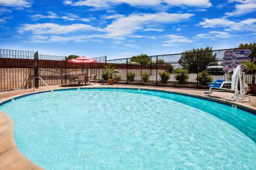 Antioch Hotel | Days Inn & Suites by Wyndham Antioch