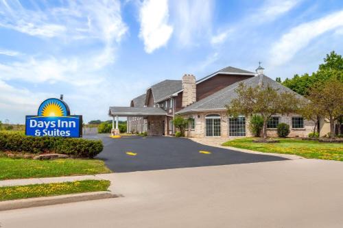 Kaukauna Hotel | Days Inn & Suites by Wyndham Kaukauna WI