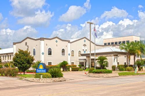 Webster Hotel | Days Inn & Suites by Wyndham Webster NASA-ClearLake-Houston