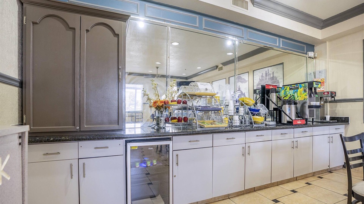 Webster Hotel | Days Inn & Suites by Wyndham Webster NASA-ClearLake-Houston