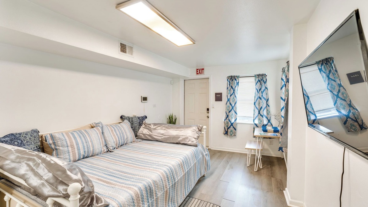 Smith's Memento Apartment | Daytona Beach Studio: Walk to Boardwalk + Pier!