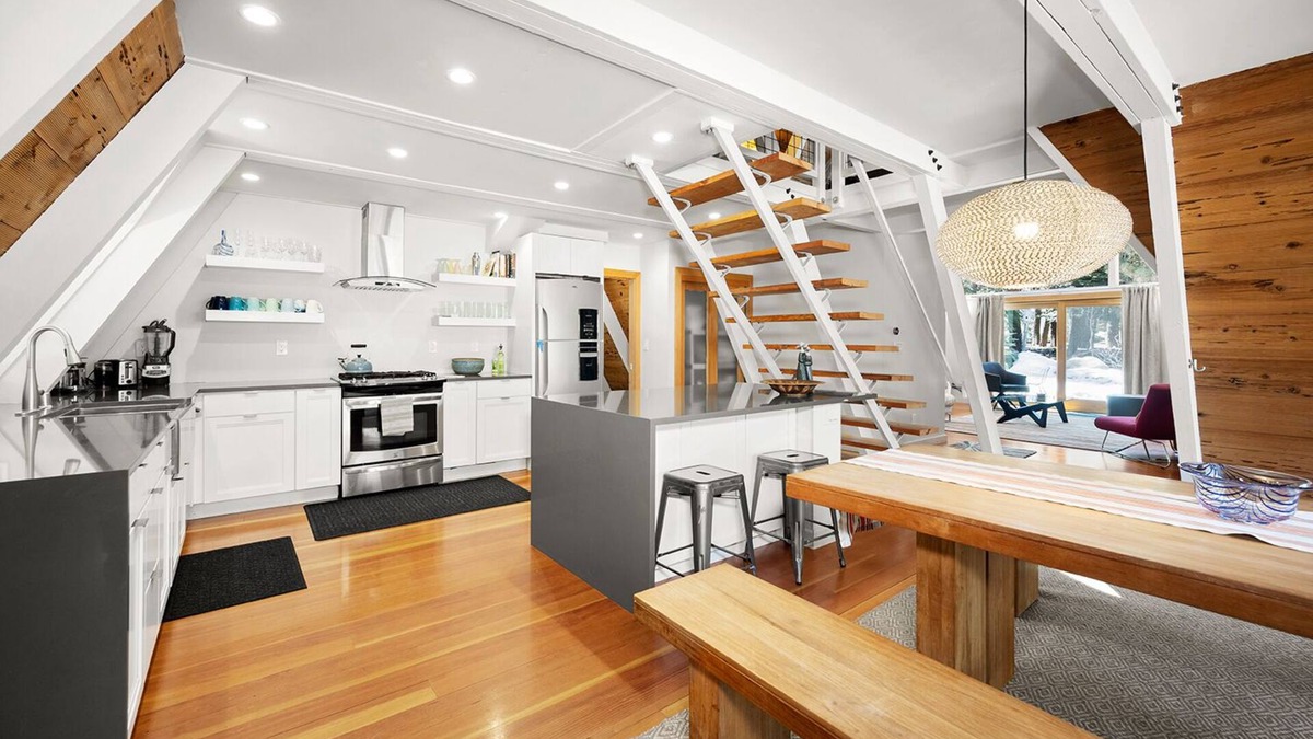Pineland Ski Chalet | Dazzling Chalet Tahoe West Shore 3bd 2.5ba 2100sf by Lake, Marina, Restaurants