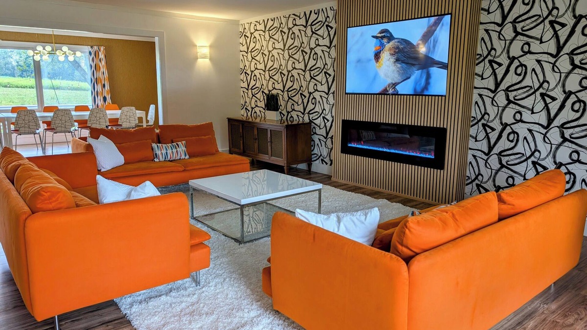 Swan Lake House | Dazzling Design, Hot Tub, Huge Rooms, Privacy, 20 acres