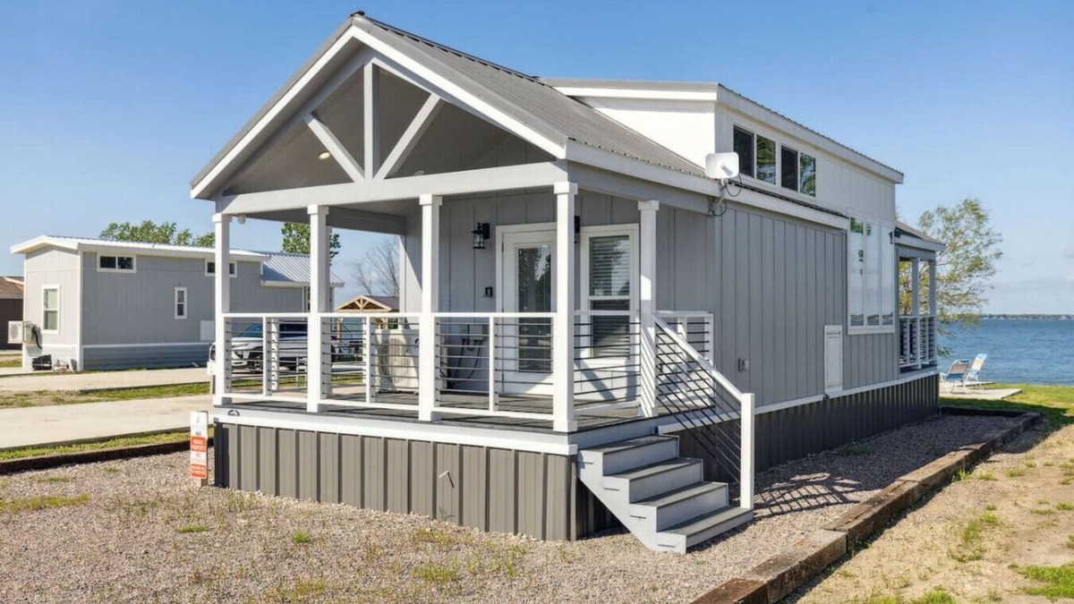Kerens House | Dazzling + Modern Tiny Lake Home