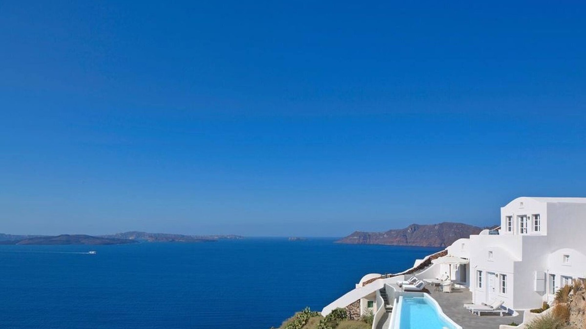 Oia Villa | Dazzling Santorini Villa | 3 Bedrooms | Villa Il Vento | Heated infinity pool |.