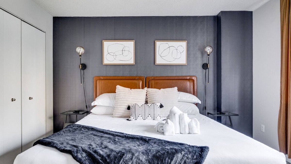 Crystal City Apartment | DC Launchpad Sleeps 8 | King Bed, Balcony & Parking