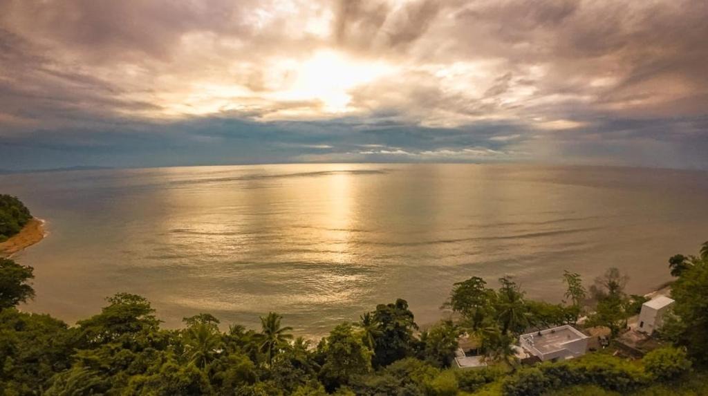 Langowan Resort | De BOUGENVILLE Tulap Beach Front
