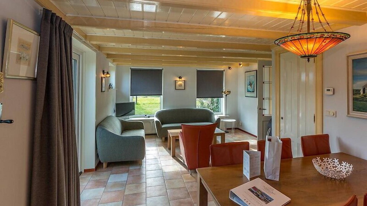 Oosterend Apartment | De Florijn is a detached thatched farmhouse. The front building used to be the apartment de