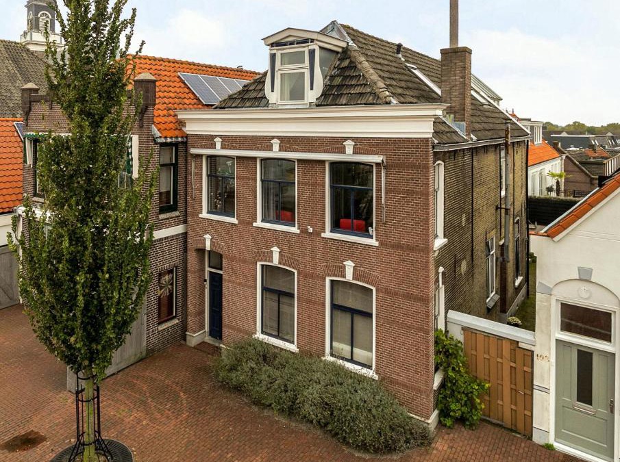 Lekkerkerk Apartment | De Kapiteinshut aan de rivier met XL ligbad en sauna
