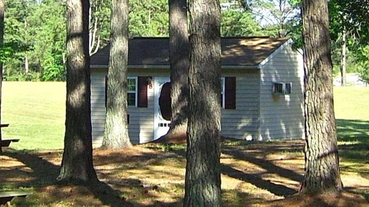 Gasburg Cabin | De Lake Gaston Lodges - Affordable Lake Rental Fully Furnished